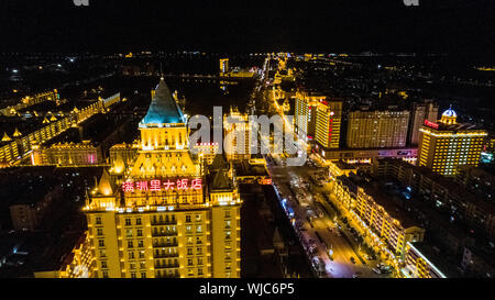 (190903) - HULUNBUIR, Sept. 3, 2019 (Xinhua) - luftaufnahme am 12.08.28, 2019 zeigt eine Ansicht der Stadt von manzhouli auf hulunbuir Grünland, North China Autonome Region Innere Mongolei. Im Nordosten der Autonomen Region Innere Mongolei, Hulunbuir, nach den Hulun Buir Nur und Nur befindet, umfasst eine Fläche von etwa 253.000 Quadratkilometern. Es ist die Heimat von mehr als 40 ethnische Gruppen, einschließlich Han, Mongolisch, Daur, Ewenki, Oroqen und Russisch, etc. Es schöne Wiesen und ausgedehnten Wäldern, von denen mehr als 500 Seen, über 3.000 Flüsse und Feuchtgebiete dot bietet. Die Gras Stockfoto