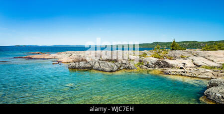 Blick auf schöne, klare Wasser und stoney outcropping auf Neys Provincial Park am Lake Superior in Ontario, Kanada. Stockfoto