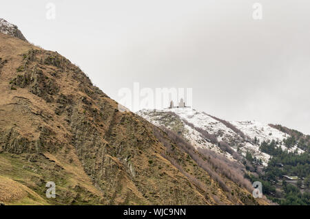 Orthodoxe Gergeti Trinity Church in der Nähe des Dorfes Gergeti in Georgien im Kaukasus, gerade unter Mount Kazbek Stockfoto