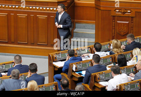 Kiew, Ukraine. 03 Sep, 2019. Der Präsident der Ukraine Volodymyr Zelensky verlässt nach der Sitzungsperiode des Parlaments in Kiew ukrainische Gesetzgeber wählten sich Immunität vor Strafverfolgung zu streifen, erfüllen die Anti-korruptions-Wahlversprechen von reformistischen Präsident Wladimir Zelenskiy. Credit: SOPA Images Limited/Alamy leben Nachrichten Stockfoto