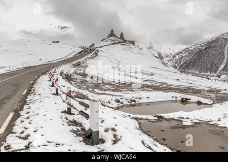 Orthodoxe Gergeti Trinity Church in der Nähe des Dorfes Gergeti in Georgien im Kaukasus, gerade unter Mount Kazbek Stockfoto