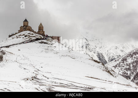 Orthodoxe Gergeti Trinity Church in der Nähe des Dorfes Gergeti in Georgien im Kaukasus, gerade unter Mount Kazbek Stockfoto