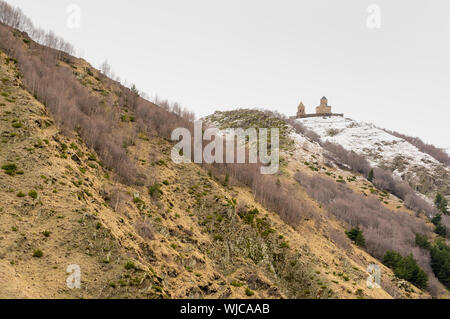 Orthodoxe Gergeti Trinity Church in der Nähe des Dorfes Gergeti in Georgien im Kaukasus, gerade unter Mount Kazbek Stockfoto