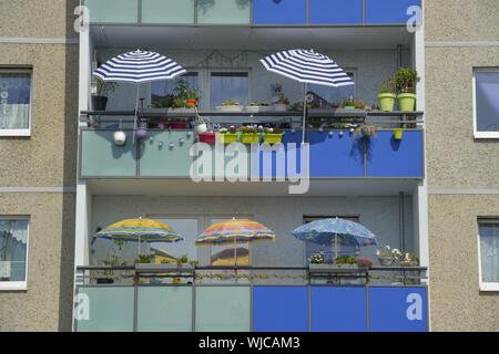 Ahrensfelde, Aussicht, Architektur, Außen, Draußen, Draußen, Außen, Balkon, Balkone, Berlin, Beton, blau, blau, hell, Deutschland, Ei Stockfoto