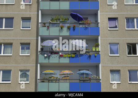 Ahrensfelde, Aussicht, Architektur, Außen, Draußen, Draußen, Außen, Balkon, Balkone, Berlin, Beton, blau, blau, hell, Deutschland, Ei Stockfoto