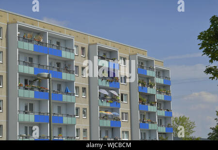 Ahrensfelde, Aussicht, Architektur, Außen, Draußen, Draußen, Außen, Balkon, Balkone, Berlin, Beton, blau, blau, hell, Deutschland, Ei Stockfoto