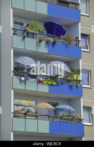 Ahrensfelde, Aussicht, Architektur, Außen, Draußen, Draußen, Außen, Balkon, Balkone, Berlin, Beton, blau, blau, hell, Deutschland, Ei Stockfoto