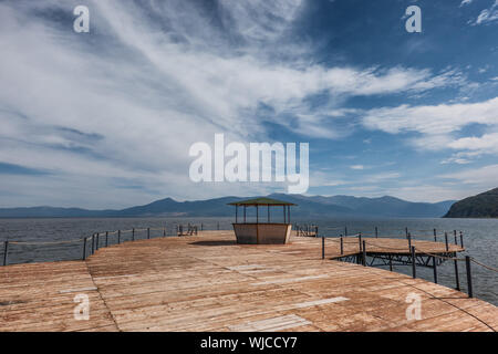 Lake Prespa einsam Pier in Mazedonien Stockfoto