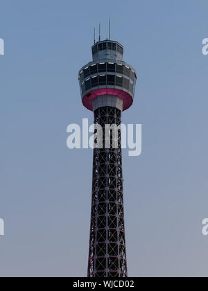 Der Marine Tower Yokohama Silhouette gegen den blauen Himmel in der Abenddämmerung. Es ist eine hohe gittermast mit einer Aussichtsplattform. Stockfoto