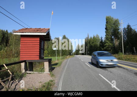 (190903) - Helsinki, Sept. 3, 2019 (Xinhua) - Foto auf Sept. 1, 2019 zeigt ein kleines Museum von einer Milch-Plattform in Velaatta Dorf in der Nähe von Tampere verwandelt, Süden Finnlands. Das Museum verwendet, um eine Milch zu Plattform sein, wo die Finnen die vollständige Dosen Milch Hand würde und für Lkw warten Sie für die Molkerei zu sammeln. Das Museum, für die Öffentlichkeit kostenlos von 18. Juni bis 1. Oktober jedes Jahr, steht für harte Arbeit und sozialer Wandel in Finnland. Eine Frage über das, was Leben ist, hat während einer laufenden Tätigkeit im Museum und Besucher angesprochen wurde, schrieb sie ihre Antworten auf Hinweise und Stockfoto