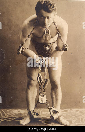 Harry Houdini, full-length Portrait, stehend, nach vorne, in Ketten Stockfoto