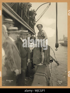 Harry Houdini Sprungbrett in eine Kiste, die in den Hafen von New York als Teil einer Flucht Stunt am 7. Juli gesenkt werden, 1912/Dietz N.Y Stockfoto