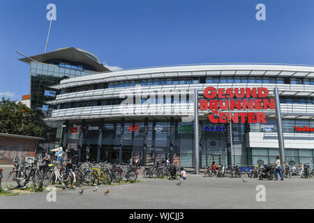 Anzeigen, Draußen, Draußen, Draußen, Außen, Berlin, Abteilung Gardine, Deutschland, Einkaufen, Einkaufszentrum, Mineralquelle, Mineral Spring Stockfoto