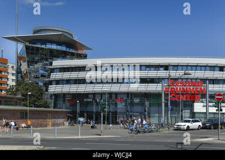 Anzeigen, Draußen, Draußen, Draußen, Außen, Berlin, Abteilung Gardine, Deutschland, Einkaufen, Einkaufszentrum, Mineralquelle, Mineral Spring Stockfoto