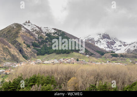 Orthodoxe Gergeti Trinity Church in der Nähe des Dorfes Stepantsminda in Georgien im Kaukasus, gerade unter Mount Kazbek Stockfoto