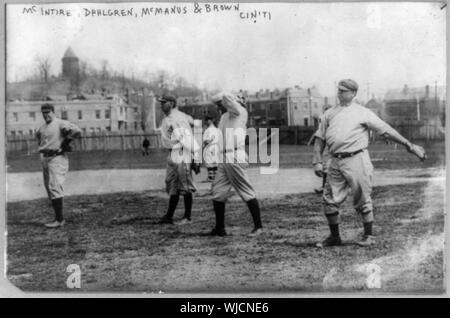 Harry Mcintyre, Dahlgren, Joab Logan Joe McManus, und Mardochai, drei Finger Braun von Cincinnati Baseball Team auf dem Feld Stockfoto