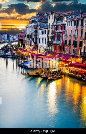 berühmte grand Canale von Rialto-Brücke zur blauen Stunde, Venedig, Italien Stockfoto