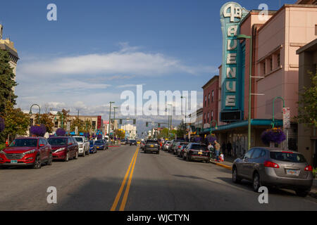 Allgemeine Ansicht der 4. Avenue in Downtown Anchorage, Alaska mit der Chugach Berge im Hintergrund. Stockfoto