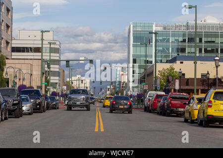 Allgemeine Ansicht der 4. Avenue in Downtown Anchorage, Alaska mit der Chugach Berge im Hintergrund. Stockfoto