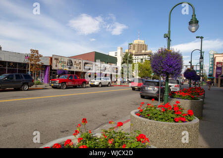 Allgemeine Ansicht der 4. Avenue in Downtown Anchorage, Alaska mit der Chugach Berge im Hintergrund. Stockfoto