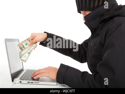 Hacker stehlen Geld aus dem Internet mit laptop Stockfoto