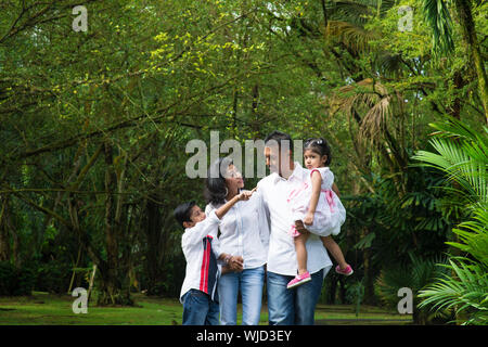 Indische Familie im Freien. Eltern und Kinder Garten Weg zu gehen. Natur, Freizeit Lifestyle zu erforschen. Stockfoto