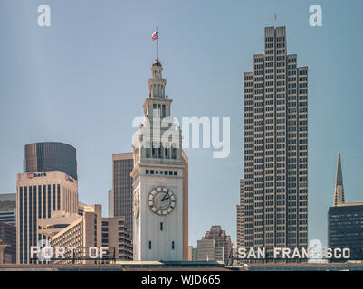 Der Glockenturm der Ferry Building am Hafen von San Francisco, Kalifornien, Vereinigte Staaten von Amerika. Stockfoto