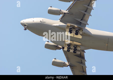 Boeing C-17 Globemaster III gesehen unter bei einer Flugschau Stockfoto