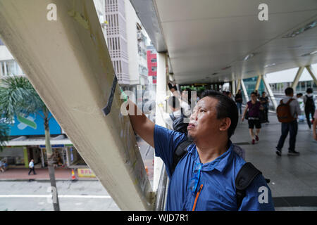 (190903) - HONGKONG, Sept. 3, 2019 (Xinhua) - Freiwillige sauber eine Fußgängerbrücke in der Nähe der U-Bahn-Station Wan Chai in der South China Hongkong, Sept. 1, 2019. Vor kurzem, Hong Kong hatte einige chaotische Nächte wenn randalierer warfen Benzin Bomben, Feuer auf Straßen, schleuderten Steine und zerstörte Geschäfte und U-Bahnhöfe. Wenn Bewohner gehen, um am nächsten Morgen, sie werden nur wenige Spuren der stürmischen Nächte auf den Straßen zu finden. Eine Gruppe von Freiwilligen, wie die narbe Entferner bekannt sind unter den vielen Menschen, die in der schnellen Aufräumaktion der verwüsteten Straßen beigetragen haben. Gehen mit 'Feature: Entfernen des Autos' Stockfoto