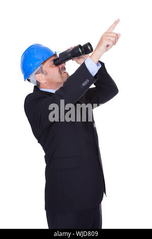 Männliche Architekt Blick durch ein Fernglas auf weißem Hintergrund Stockfoto