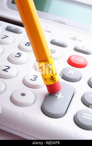 Addieren von Zahlen Konzept mit modernen weißen Rechner im Büro Stockfoto