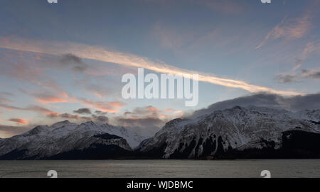 Schneebedeckte Berge in Alaska. Chilkat State Park. Mud Bay. HAINES. Alaska. USA Stockfoto