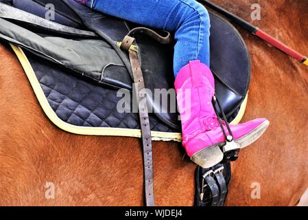 Cowboystiefel und westlichen Verschleiß an ein Pferd Arena. Stockfoto