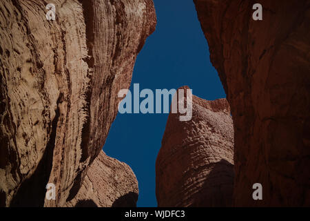 Bottom-up-Sicht zu abstrakten Felsformation am Plateau Ennedi aka Stone Forest, Tschad Stockfoto