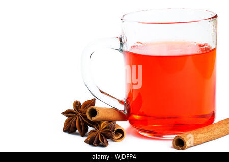 roter Tee in ein Glas, einige Zimtstangen und Sternanis auf weißem Hintergrund Stockfoto