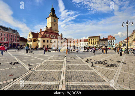 Piata Sfatului (Rathausplatz) mit der ehemaligen Rat Haus, 1420 gebaut, in der Mitte. In Kronstadt, Siebenbürgen. Rumänien Stockfoto