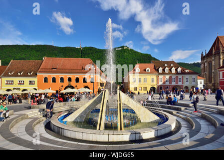 Häuser in Piata Sfatului (Rathausplatz) und Tampa Mountain. In Kronstadt, Siebenbürgen. Rumänien Stockfoto