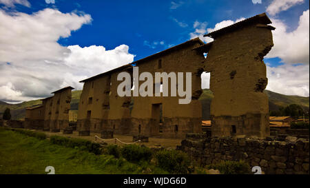 Blick auf die Tempel von Wiracocha mit polygonalen Mauerwerks an archäologische Stätte von Raqchi bei Cuzco, Peru Stockfoto