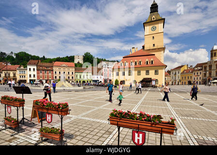 Piata Sfatului (Rathausplatz) mit der ehemaligen Rat Haus, 1420 erbaut, und der Altstadt. Brasov, Rumänien Stockfoto