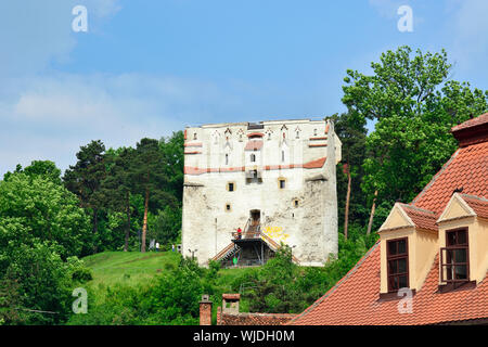 Der Weiße Turm wurde im Jahr 1494 auf einem Felsen gebaut. Der Eingang der Turm war so hoch, dass eine Leiter erforderlich war, um nach innen zu erhalten. Brasov, Rom Stockfoto