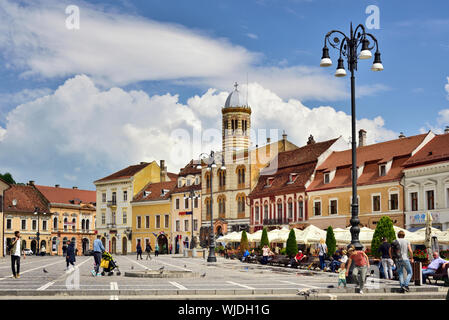 Häuser in Piata Sfatului Platz (Rat) und die orthodoxe Kirche der Geburt der Mutter Gottes. Brasov, Rumänien Stockfoto