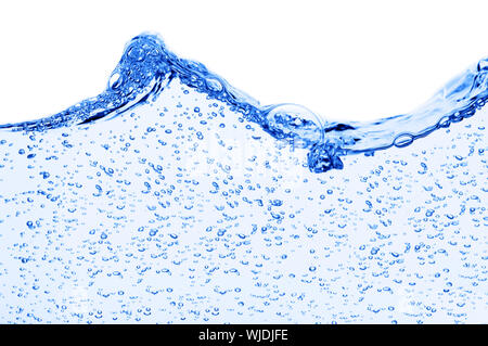 Gestochen scharfe, saubere, blaue Wasser vor weißem Hintergrund fotografiert. Stockfoto