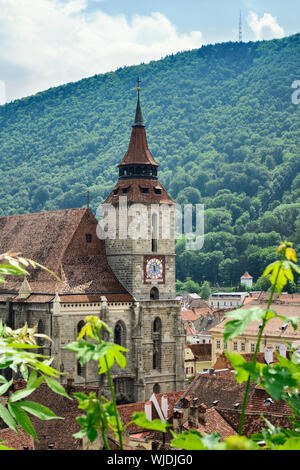 Die Schwarze Kirche und Tampa Mountain. Brasov, Rumänien Stockfoto