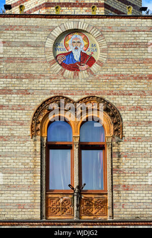 Fenster der Orthodoxen Kirche der Geburt der Mutter Gottes. Brasov, Rumänien Stockfoto