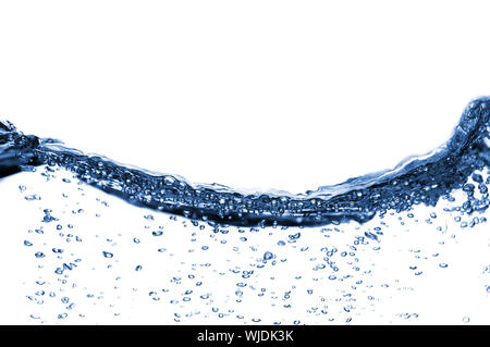 Gestochen scharfe, klare, erfrischende Wasser vor einem weißen Hintergrund. Stockfoto