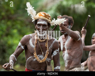 JOW DORF, ASMAT BEZIRK, IRIAN JAYA, Neuguinea, Indonesien - Juni 28: Gruppe der Asmat mit einem traditionellen Malerei auf ein Gesicht. Juni 28, 2012 in Jow V Stockfoto