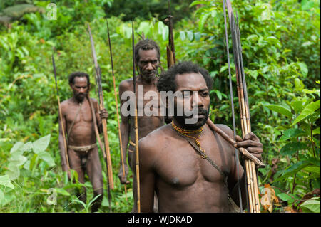 ONNI DORF, Neuguinea, Indonesien - Juni 24: Die Gruppe Portrait Korowai Menschen auf der natürlichen, grünen Wald Hintergrund. Am 24. Juni 2012 in Onni Villa Stockfoto