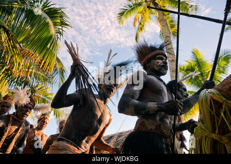 JOW DORF, Asmat, Neuguinea, Indonesien - Juni 28: Das Dorf folgt die Vorfahren im Geiste Maske verkörpert, wie sie Tour das Dorf die Doroe ceremo Stockfoto