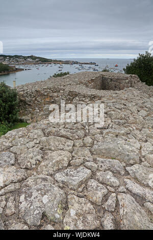 Harry's Wand an der St Mary's Scilly mit Hugh Stadt im Hintergrund Stockfoto