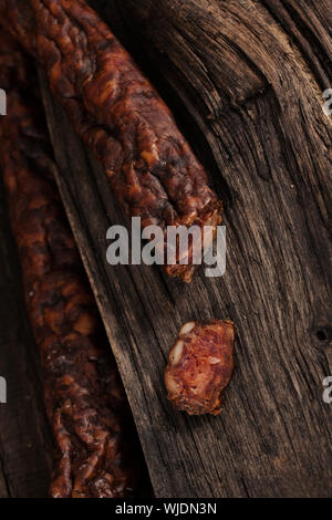 Wurst. Getrocknete geräucherte Würstchen in Scheiben geschnitten auf Holzbrett. Chorizo-Wurst Stockfoto